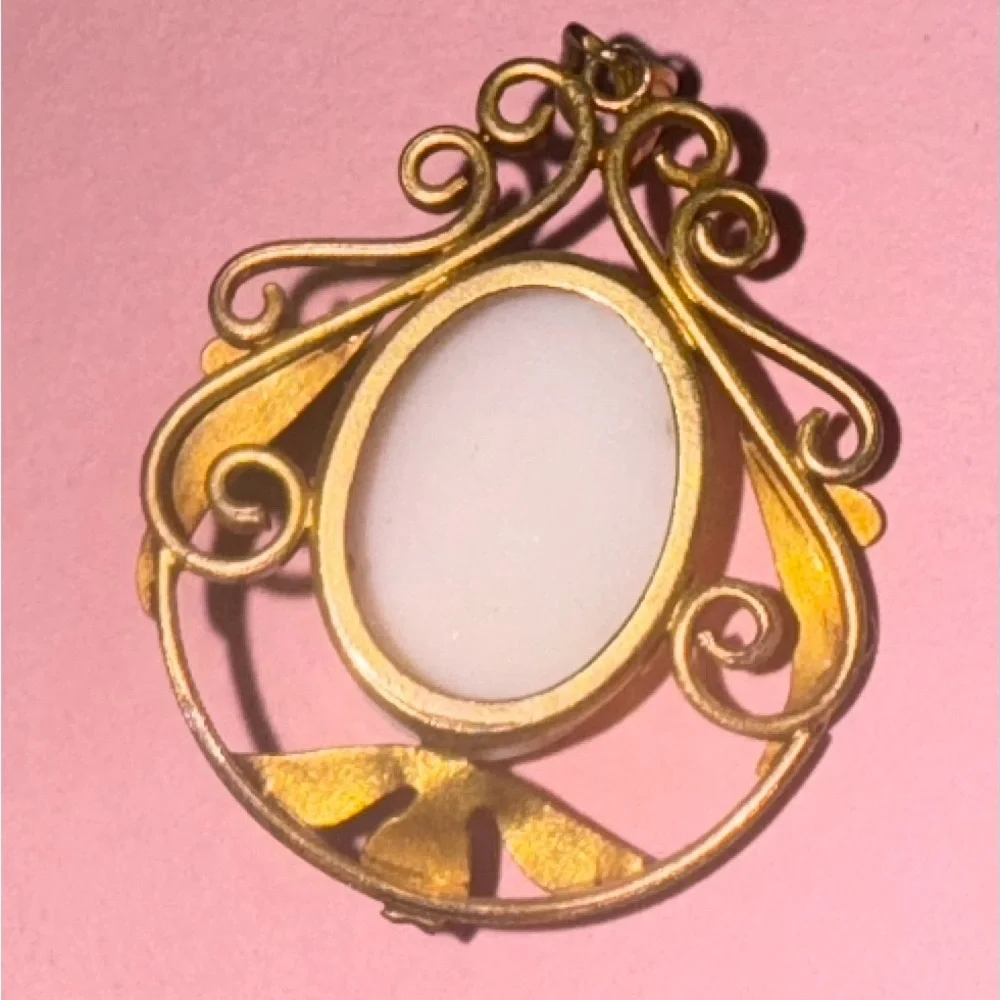 🫶🏻 Ladies classic cameo porcelain/gold ladies head pendant. - Picture 2 of 3